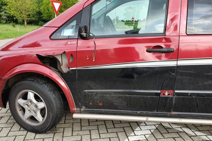 Fietser ernstig gewond na aanrijding met bestelbus