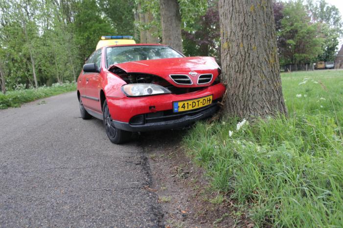 Automobilist wijkt uit en knalt op boom