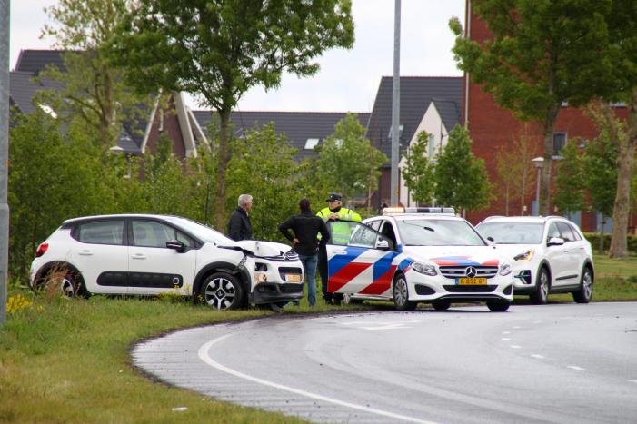 Auto vliegt uit de bocht en botst tegen boom