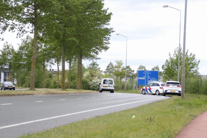 Auto vliegt uit de bocht en botst tegen boom