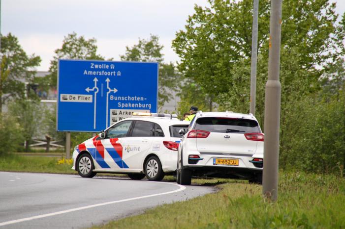 Auto vliegt uit de bocht en botst tegen boom