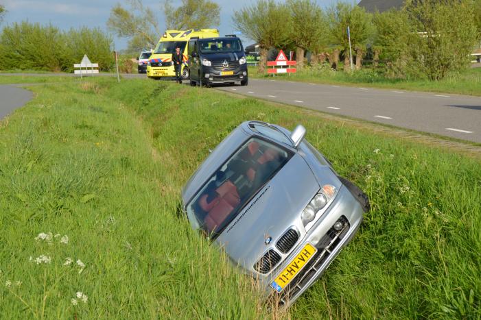Personenauto raakt van de weg