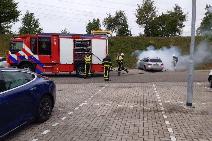 Geparkeerde auto Rosada Factory Outlet vat vlam