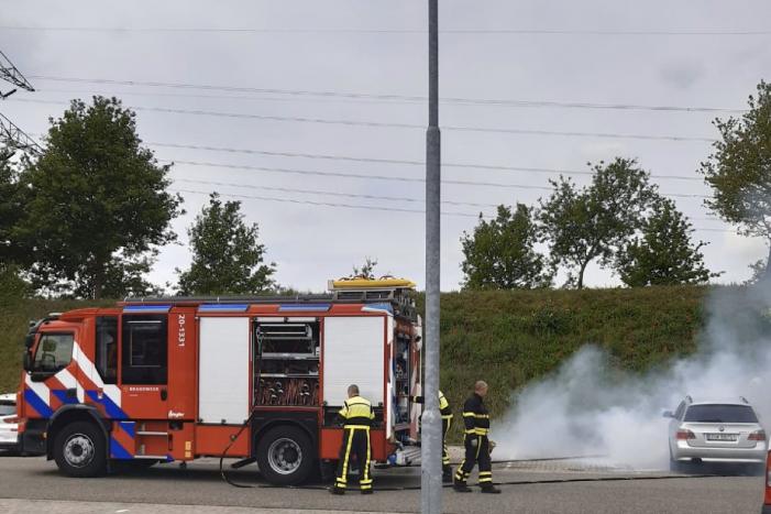Geparkeerde auto Rosada Factory Outlet vat vlam