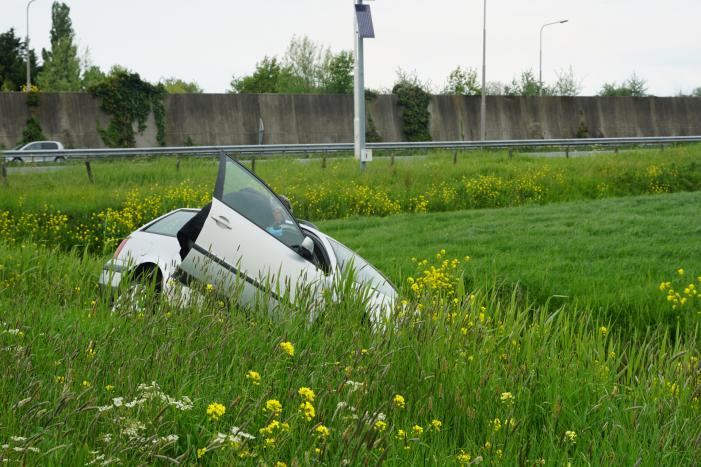 Auto te water, bestuurder gevlucht