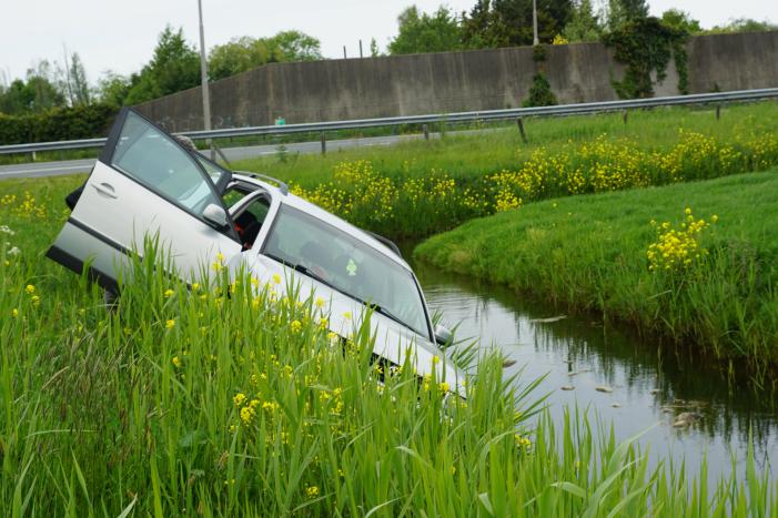 Auto te water, bestuurder gevlucht