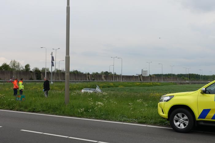 Auto te water, bestuurder gevlucht
