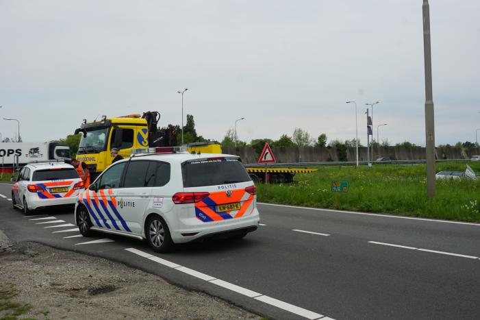 Auto te water, bestuurder gevlucht