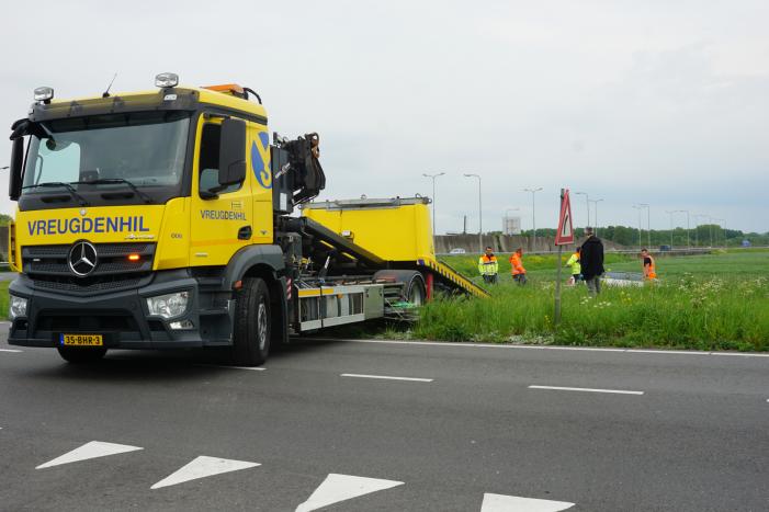 Auto te water, bestuurder gevlucht