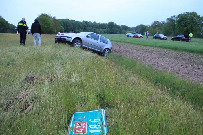 Auto belandt in de sloot naast de A30
