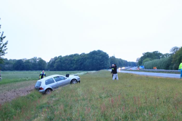 Auto belandt in de sloot naast de A30