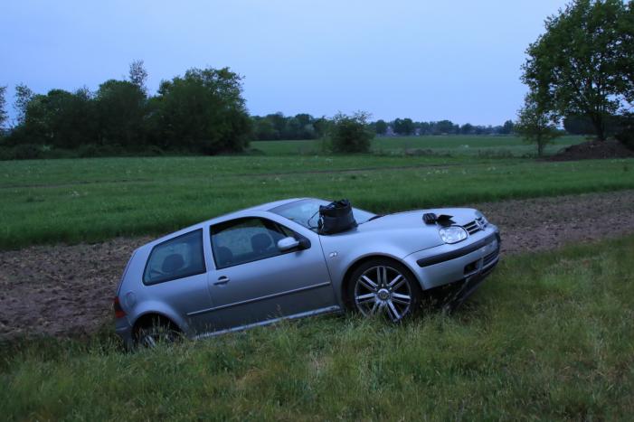 Auto belandt in de sloot naast de A30