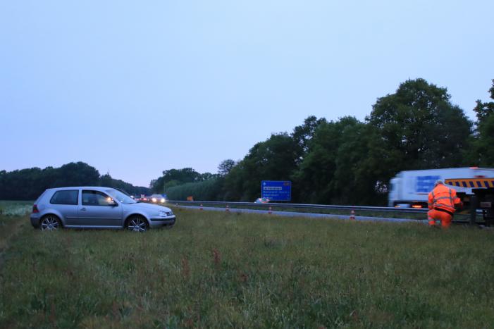 Auto belandt in de sloot naast de A30