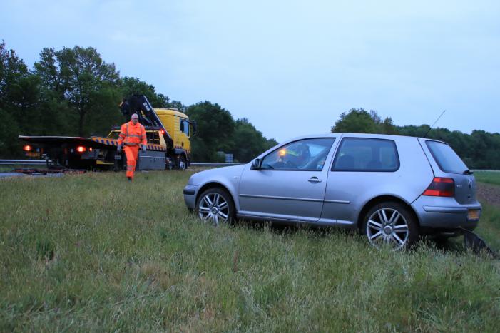 Auto belandt in de sloot naast de A30