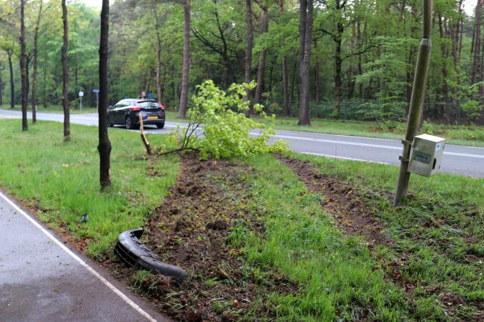 Bestelbus belandt op zijn kant in bosschage