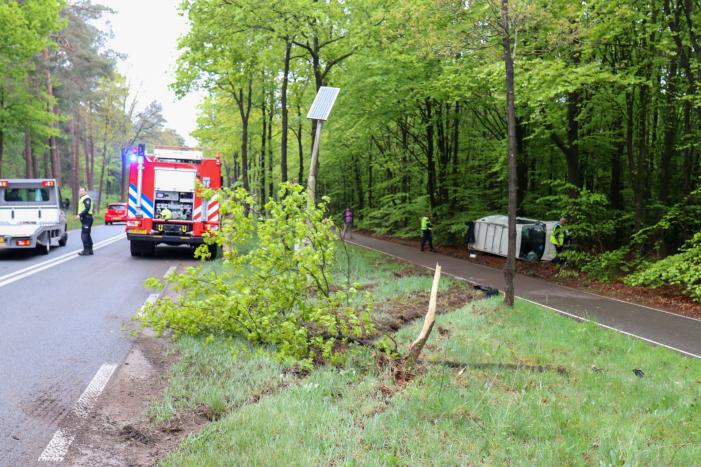 Bestelbus belandt op zijn kant in bosschage