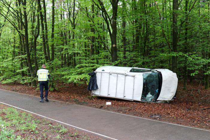 Bestelbus belandt op zijn kant in bosschage