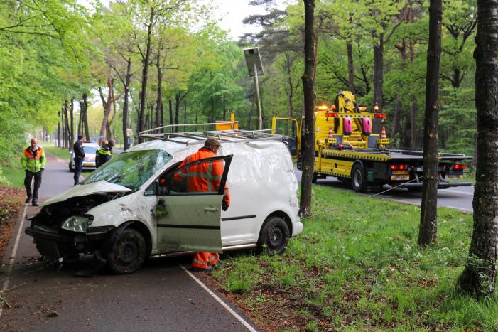 Bestelbus belandt op zijn kant in bosschage