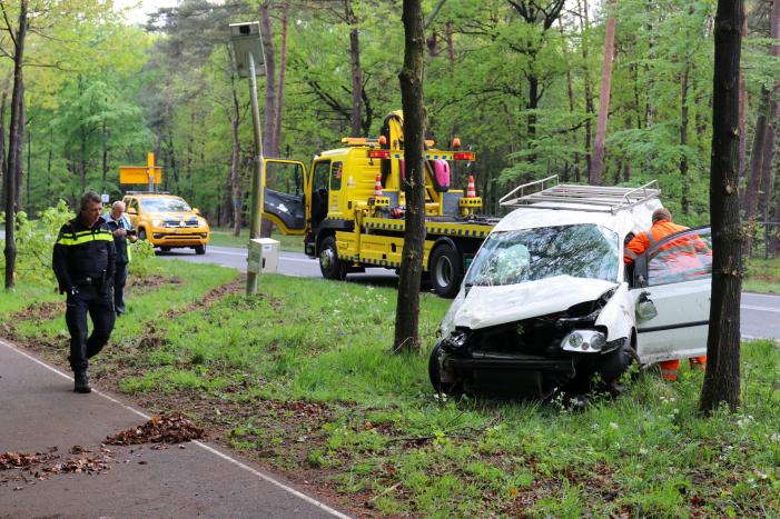 Bestelbus belandt op zijn kant in bosschage