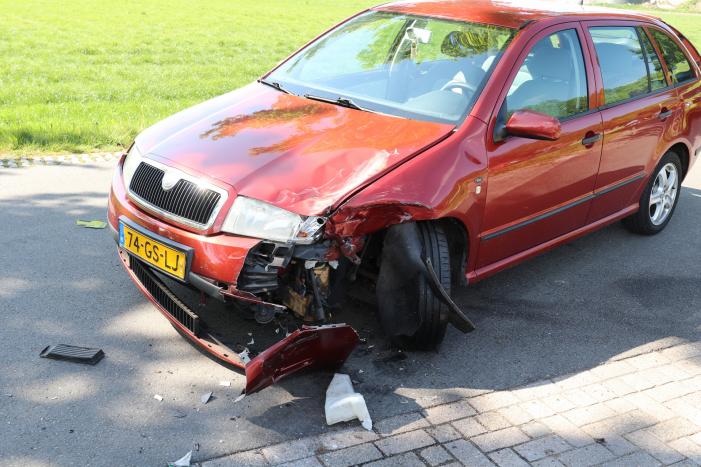 Motorrijder belandt in sloot na aanrijding met auto