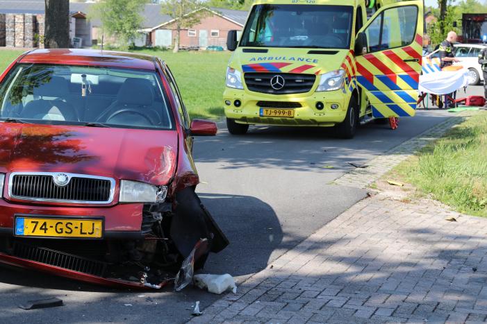 Motorrijder belandt in sloot na aanrijding met auto