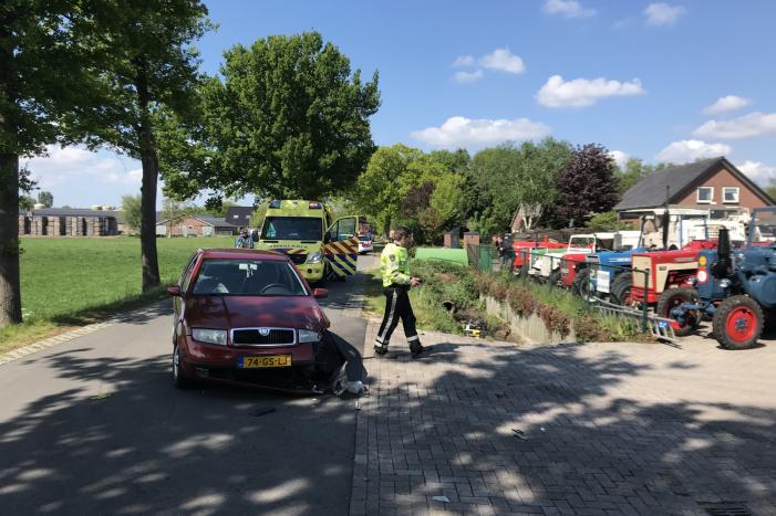 Motorrijder belandt in sloot na aanrijding met auto