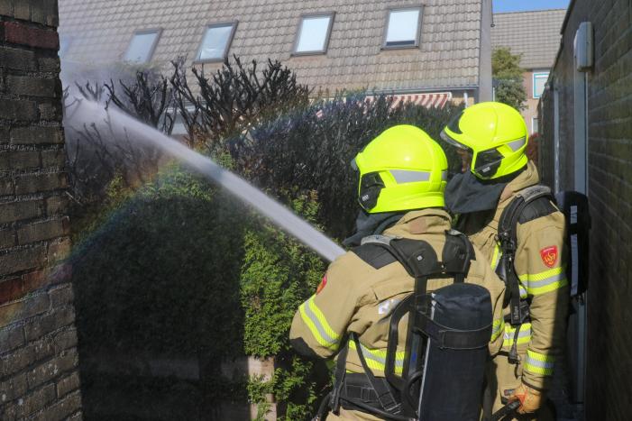 Veel rook bij brand in coniferenhaag