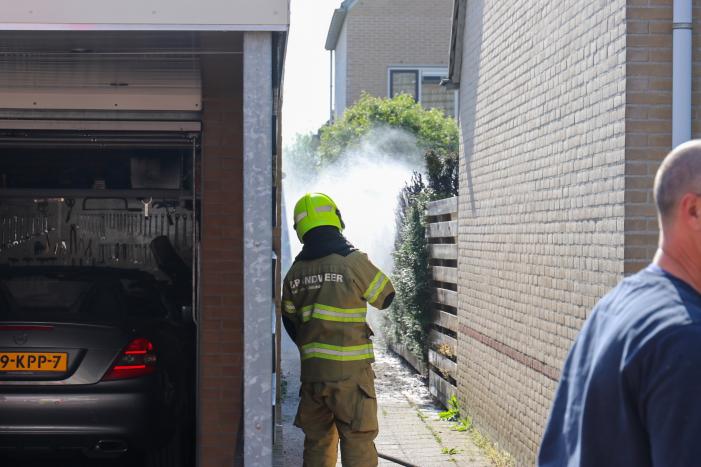 Veel rook bij brand in coniferenhaag