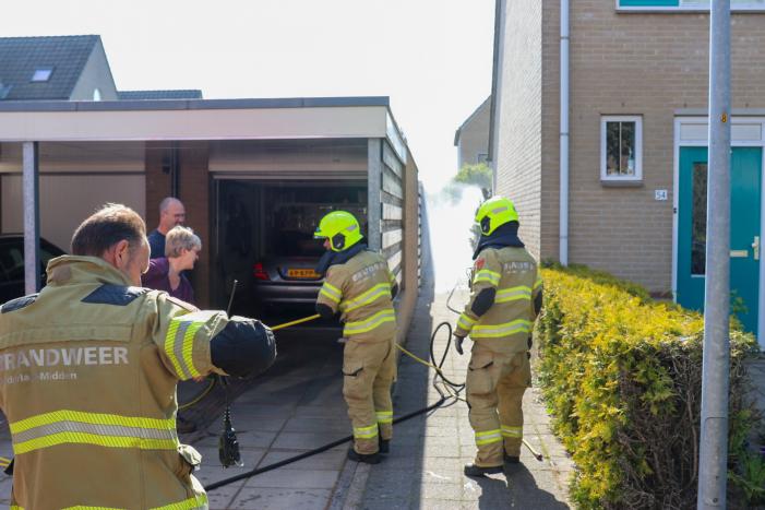 Veel rook bij brand in coniferenhaag
