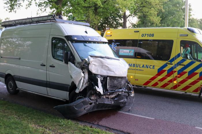 Bestelbus belandt op zijn kant