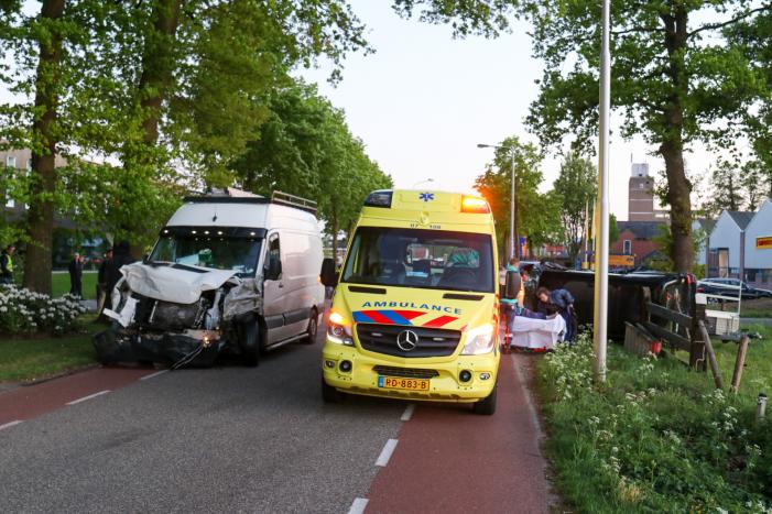Bestelbus belandt op zijn kant