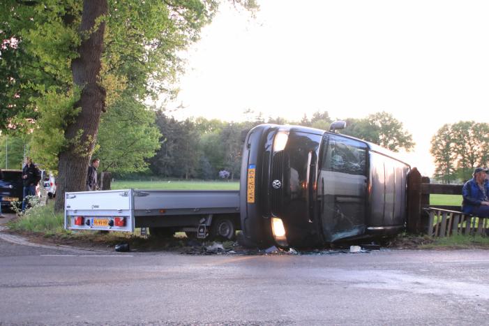 Bestelbus belandt op zijn kant
