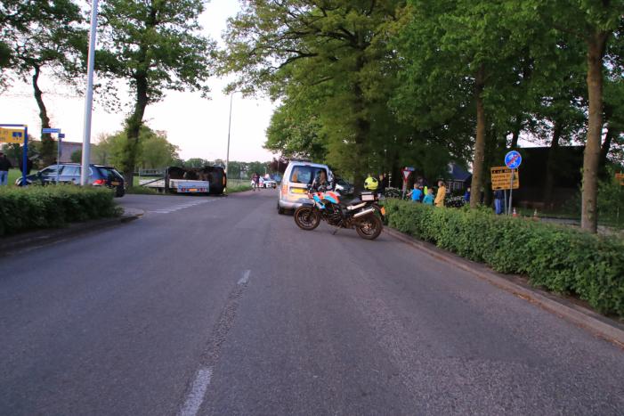 Bestelbus belandt op zijn kant