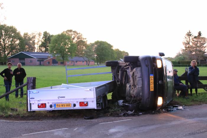Bestelbus belandt op zijn kant