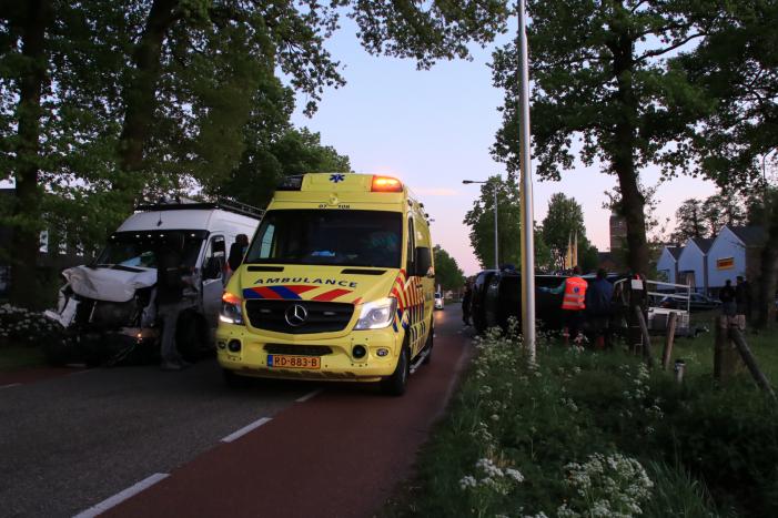 Bestelbus belandt op zijn kant