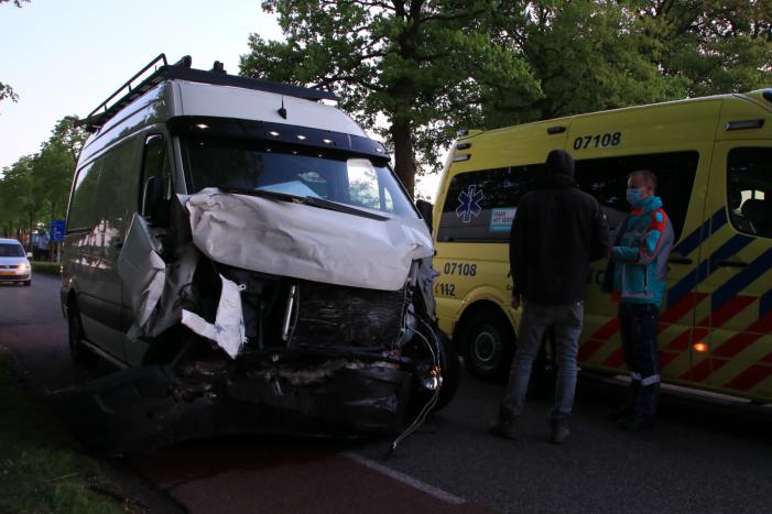 Bestelbus belandt op zijn kant