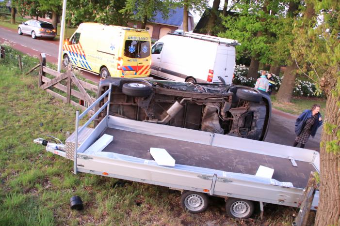 Bestelbus belandt op zijn kant