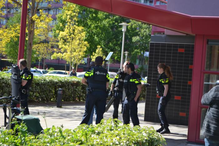 Flat omsingeld na bedreiging met vuurwapen