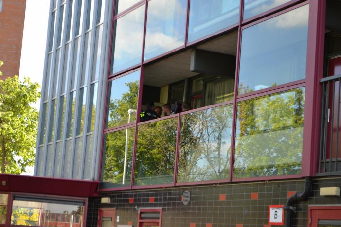 Flat omsingeld na bedreiging met vuurwapen