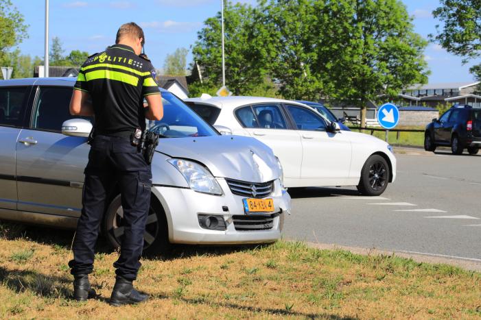 Twee auto's in botsing op kruising