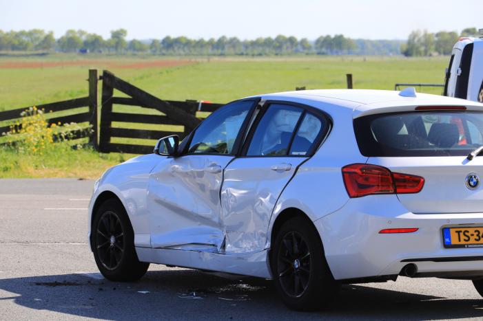 Twee auto's in botsing op kruising