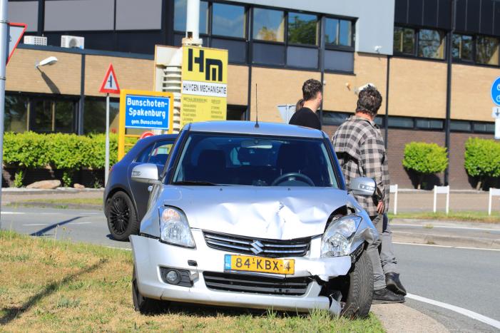 Twee auto's in botsing op kruising