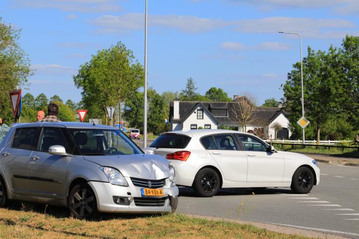 Twee auto's in botsing op kruising