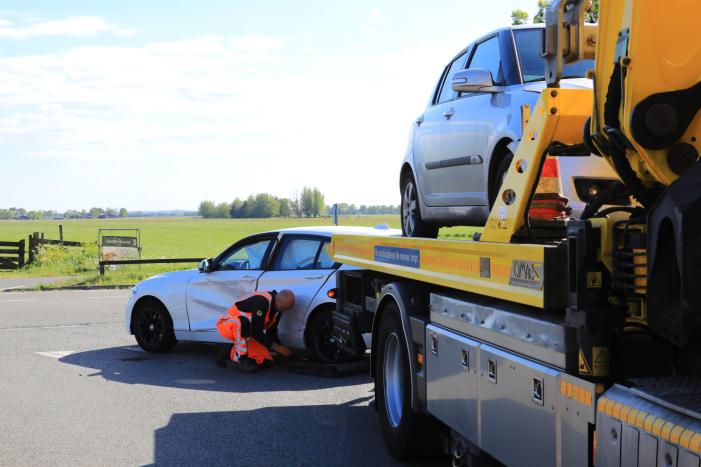 Twee auto's in botsing op kruising