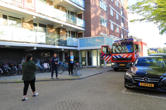 Kindje vast met voet aan balustrade flat