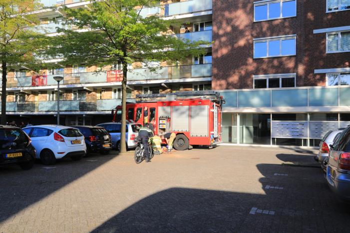 Kindje vast met voet aan balustrade flat