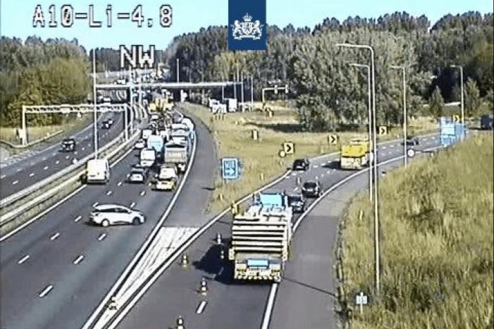 Bestuurder(49) overleden bij zware aanrijding met vrachtwagen