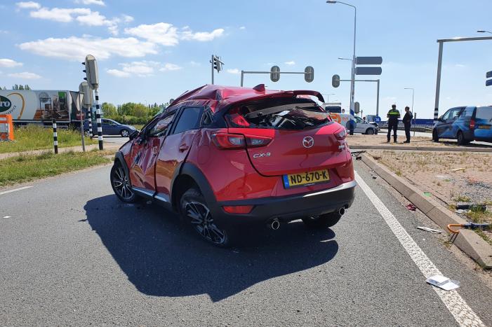 Grote ravage na botsing tussen bestelwagen en personenwagen