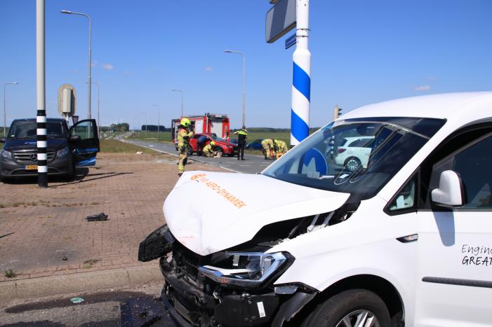 Grote ravage na botsing tussen bestelwagen en personenwagen