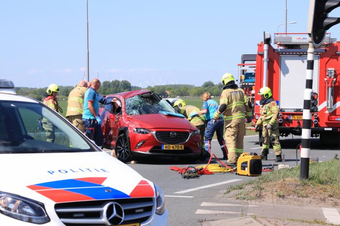 Grote ravage na botsing tussen bestelwagen en personenwagen